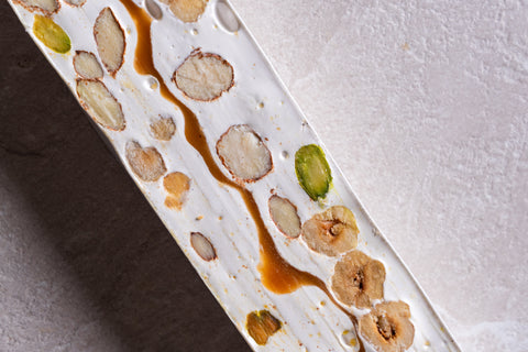 TORRONE ARTIGIANALE CON FRUTTA SECCA E CARAMELLO SALATO